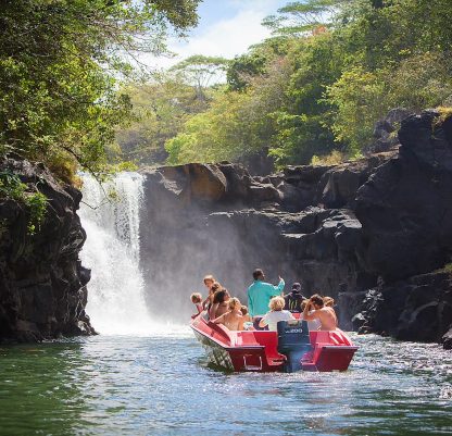 catamaran_ile_aux_cerfs_waterfall